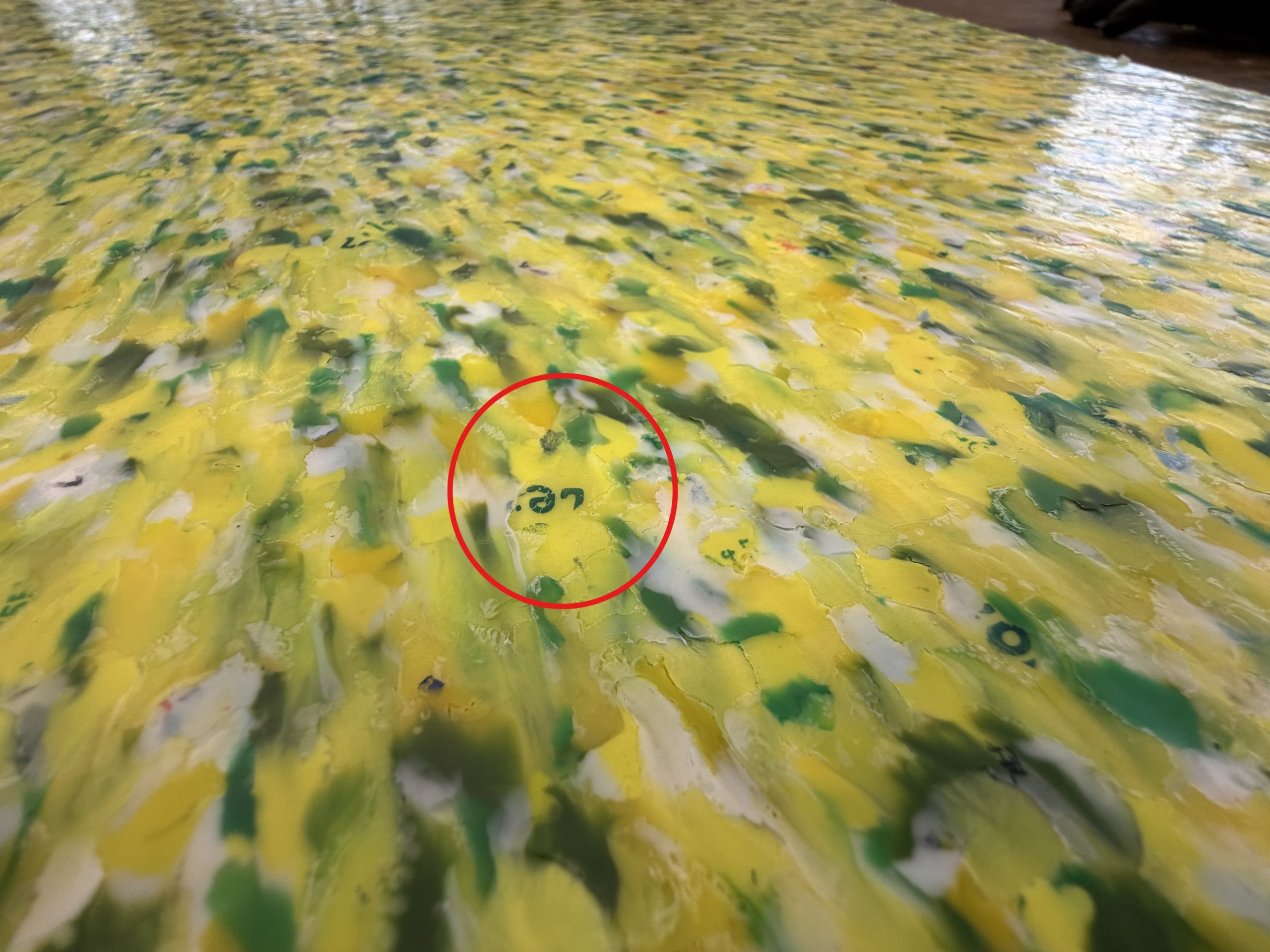 JOGFES2026トロフィー_アップサイクルボードのキャップのプリント残り