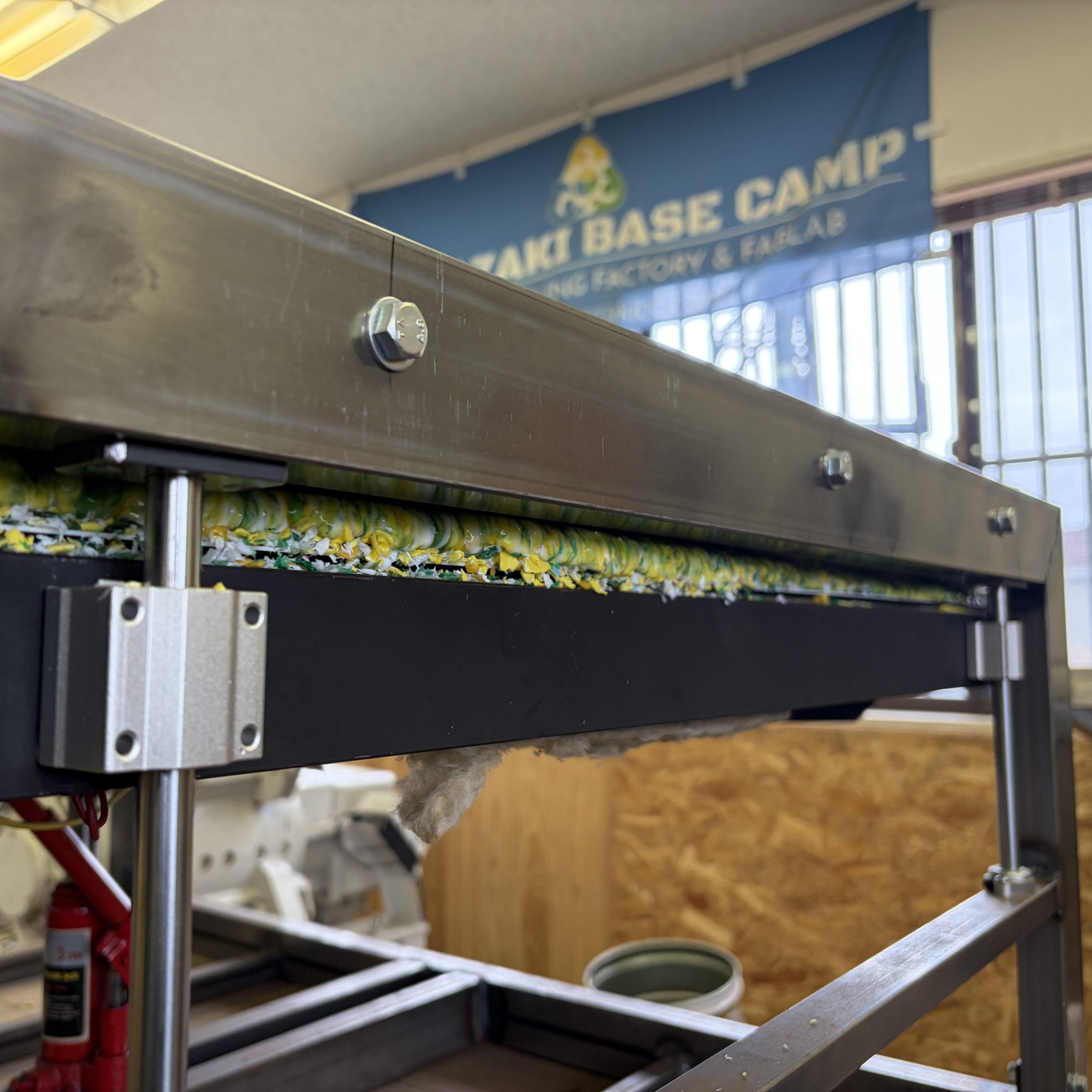 JOGFES2026トロフィーシートプレスでプレス