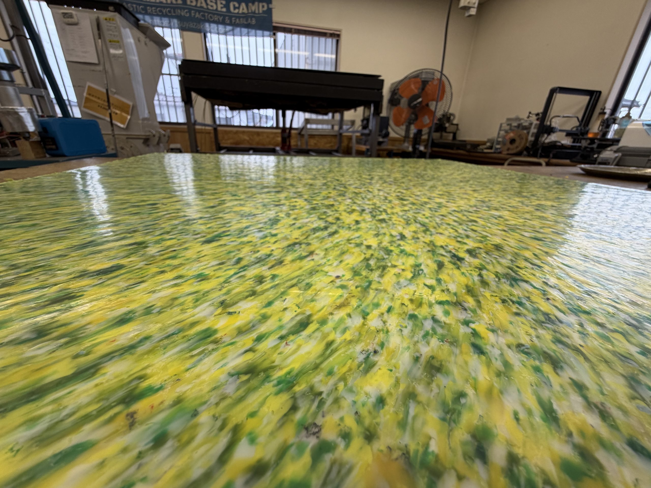 JOGFES2026トロフィー_アップサイクルボードの綺麗な表面